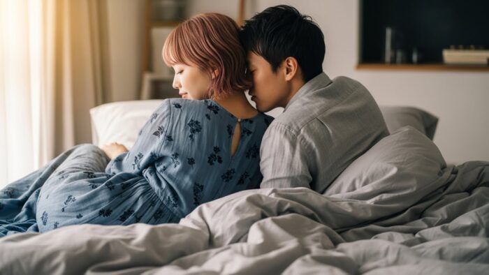 女性の首筋にキスをする男性