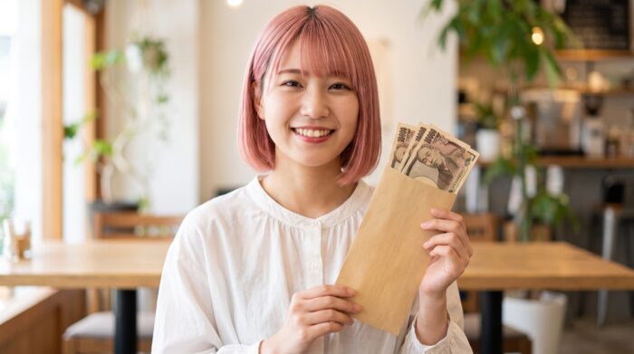 給料を受け取る風俗嬢