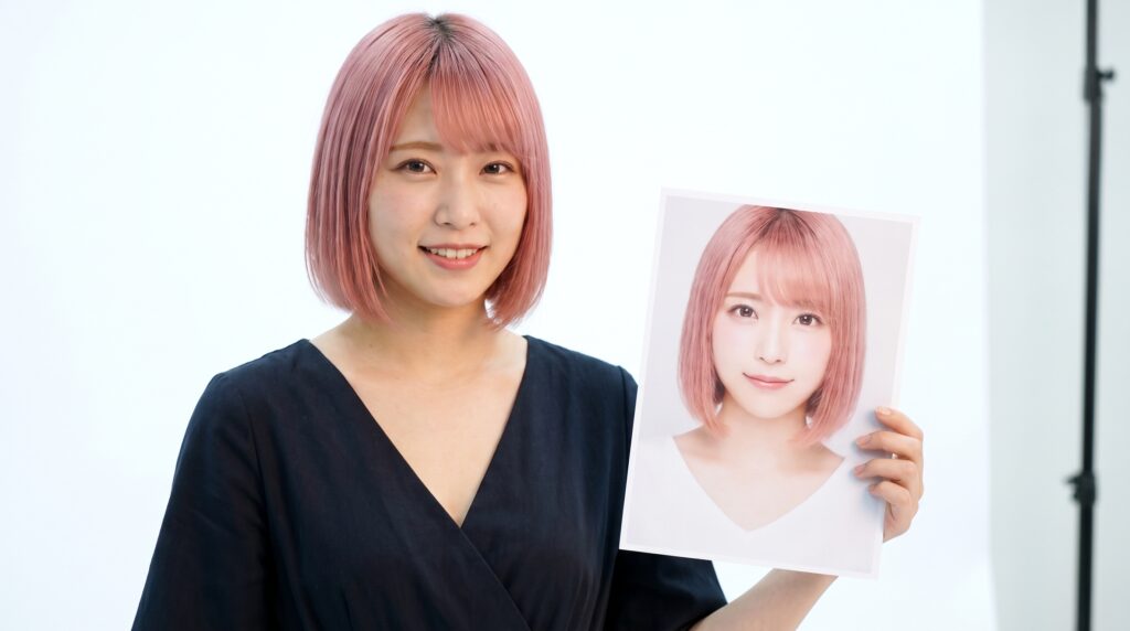 パネル写真を手に持つ風俗嬢